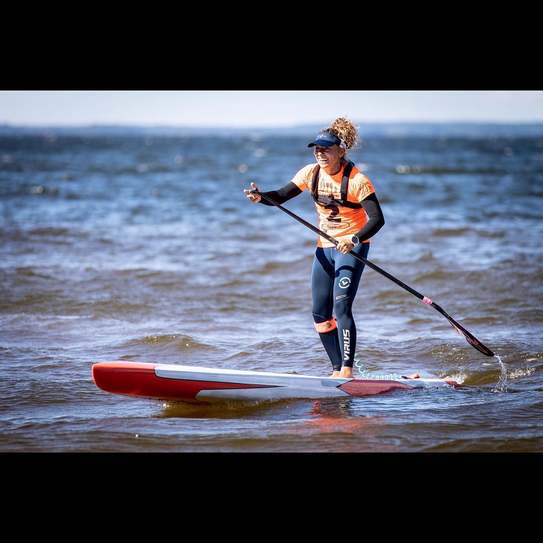 Susanne Lier @susannelier22 , Germany, F-One @f.onesup , smiles brighter than the sun while surfing towards the beach at the end if the 13km downwinder in the Sieravuori SUP Masters, Euro Tour @eurotoursup . Full gallery of photos from the event now up at my website (link in my bio). I will also post more photos here in IG in the next couple of days.

#eurotoursup #sieravuorisupmasters #suprace #supracing #standuppaddle #standuppaddling #sieravuori #säkylänpyhäjärvi #suppaus #smile #positivity